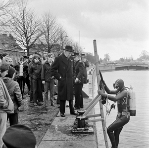 850738 Afbeelding van de laatste inspectie van het duikteam van de Utrechtse brandweer door de afscheid nemende ...
